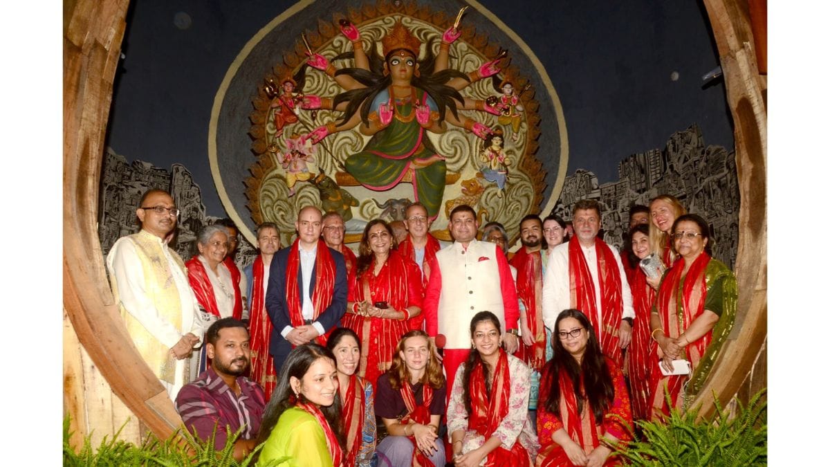 Foreign diplomats connect with the soul of North Kolkata at Chaltabagan Durga Puja